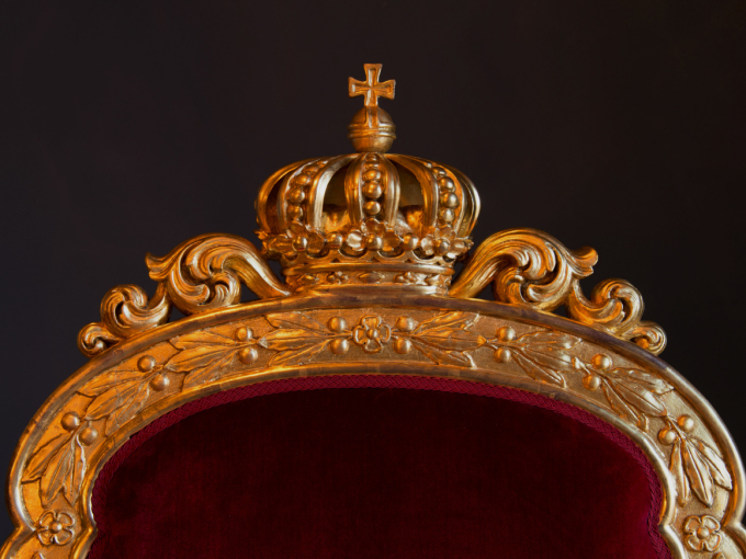 Kongens stol i Statsrådssalen er pyntet med en lukket krone - en kongekrone. Foto: Jan Haug, Det kongelige hoff